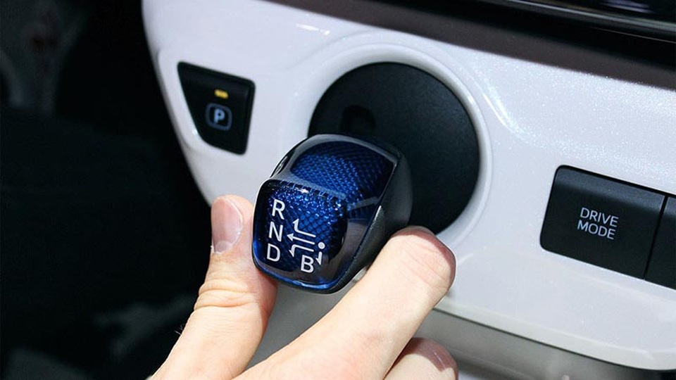 Toyota triệu hồi xe hybrid Prius - 1