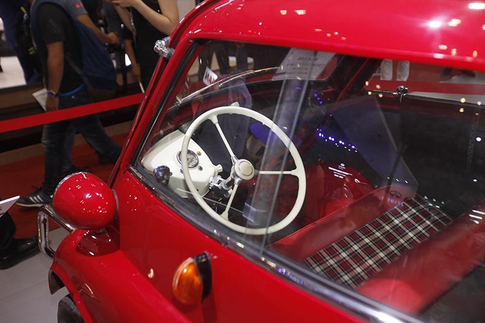 Dành cho người yêu xe - 15
BMW Isetta mẫu xe đầy cá tính của Đức do… người Ý thiết kế và được sản xuất trong khoảng thời gian 1955 - 1962 dành cho thị trường Đức. Chiếc xe hai chỗ này dùng động cơ duy nhất 1 xylanh dung tích 250cc, dẫn động hai bánh sau, đi kèm hộp số sàn 4 cấp, cho công suất 13,6 mã lực và tốc độ tối đa 85 km/h.