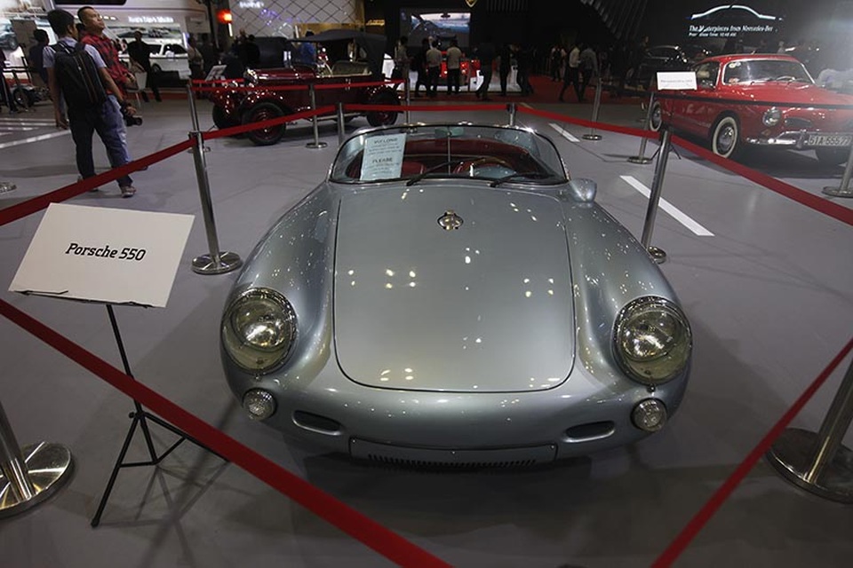 Dành cho người yêu xe - 26
Chiếc spyder (mui trần) Porsche 550 cùng với phiên bản coupé được sản xuất từ năm 1953 đến 1956, với động cơ boxer H4 dung tích 1.5L dẫn động cầu sau, đi kèm hộp số 4 cấp, cho công suất 110 mã lực và tốc độ tối đa gần 220 km/h.
