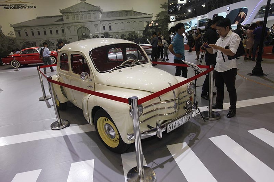 Dành cho người yêu xe - 9 Renault 4CV dùng động cơ 750cc dẫn động cầu sau và hộp số sàn 3 cấp với công suất 21 mã lực và tốc độ tối đa 95 km/h.