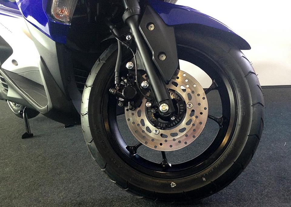 Yamaha ra mắt xe ga NVX tại Đông Nam Á - 2 Phanh đĩa trước với hỗ trợ chống bó cứng ABS