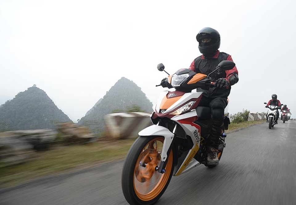 Honda Winner 150 gây ấn tượng khi chinh phục cao nguyên đá - 6
Nhờ tạo ra mô-men xoắn tối đa 13,5Nm ở 6.500 vòng/phút, khối động cơ 150cc đã giúp xe dễ dàng vượt dốc. Khi đổ đèo, tiếng gằn của động cơ nghe khá dễ chịu. Tay lái được thiết kế nhẹ cho khả năng điều khiển linh hoạt. Thiết kế yên gọn, tư thế ngồi thoải mái, có trọng tâm và cho cảm giác vận hành tốt, không bị mỏi khi đi đường dài.