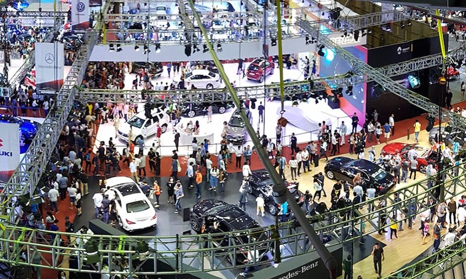 Hơn 161 triệu USD dành nhập khẩu ôtô trong tháng 10 - 1 Triển lãm quốc tế của các thương hiệu nhập khẩu xe chính thức Vietnam International Motorshow 2016 thu hút được sẹ quan tâm của người tiêu dùng