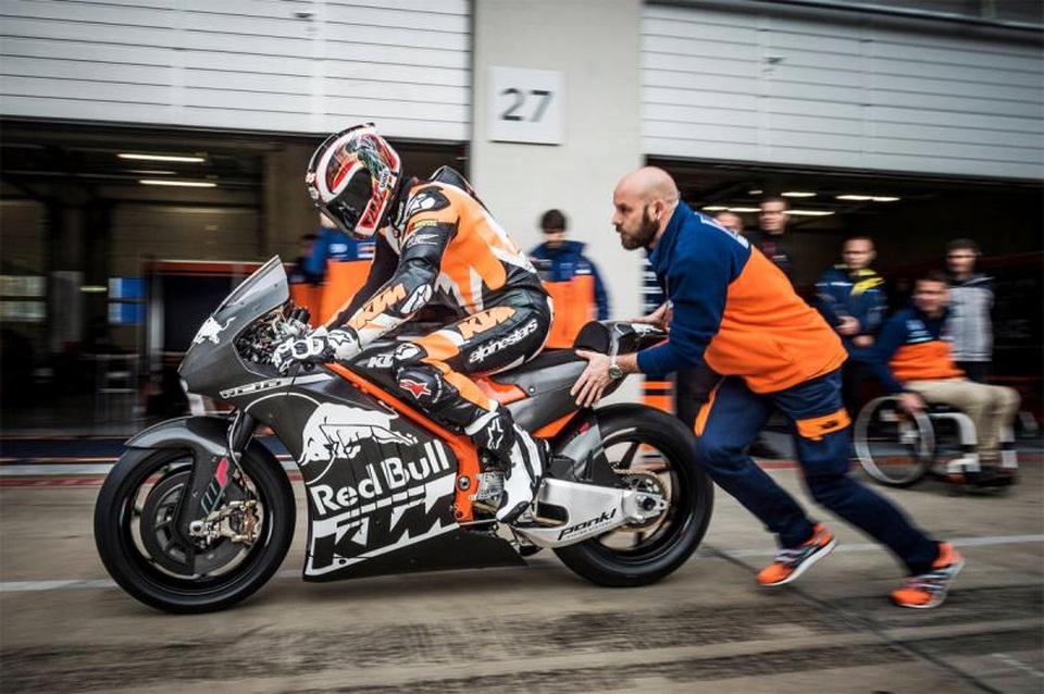 Lời kết đẹp cho một mùa giải đầy hấp dẫn - 2 KTM bắt đầu khởi động cho MotoGP 2017