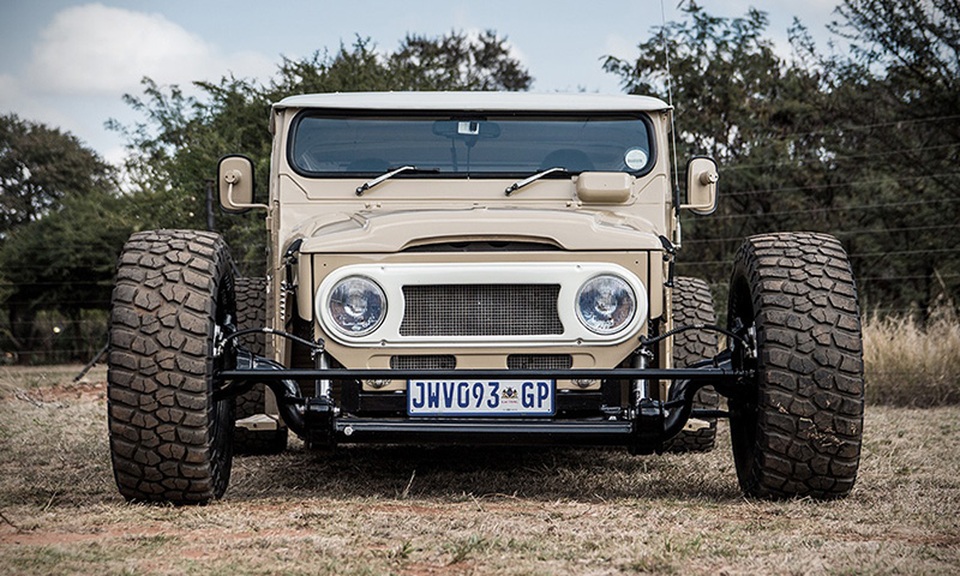 “Quái thú” 1976 Land Cruiser FJ 40 - 2
