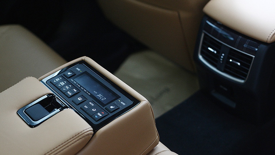Lexus GS200t - Sự thay đổi mang tính chiến lược - 5 Hệ thống điều khiển điều hoà ở hàng ghế sau của Lexus GS200t