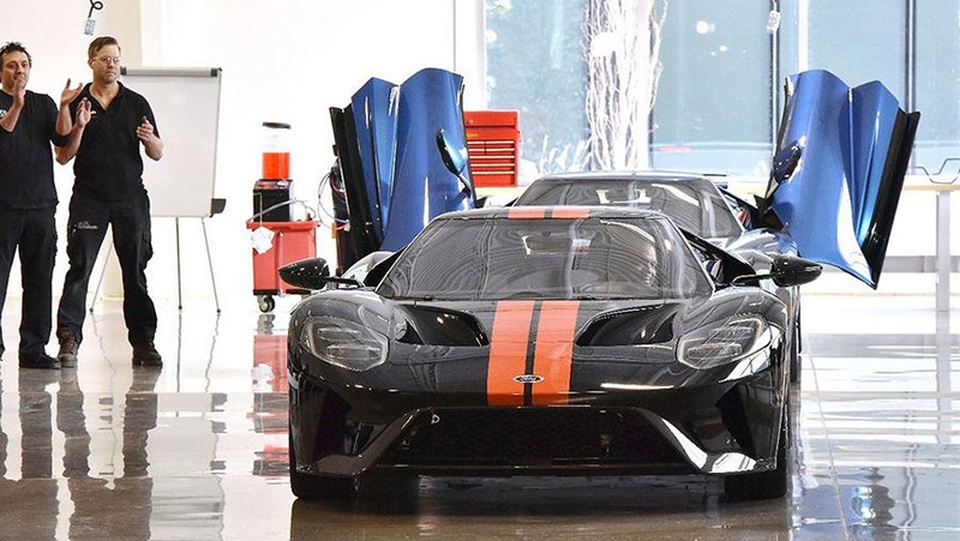 Siêu xe thể thao Ford GT 2017 đầu tiên xuất xưởng - 3
Ford GT phiên bản 2017 hiện có giá bán khởi điểm từ 400.000 USD