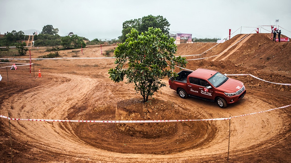Toyota Hilux - Hoàn thiện hơn với động cơ mới - 6
Toyota Hilux thể hiện sự ổn định ở địa hình lòng chảo, với sự hỗ trợ của hệ thống kiểm soát lực kéo; từng bánh xe được phân bổ lực kéo tùy theo độ bám đường và tốc độ của từng bánh xe khác nhau
