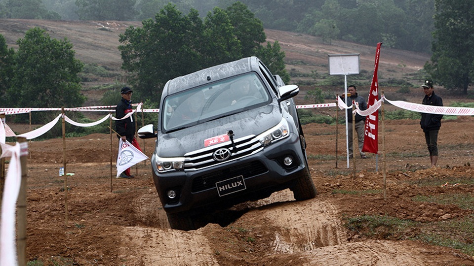 Toyota Hilux - Hoàn thiện hơn với động cơ mới - 7 Ở bài thử với hố so le, độ ổn định của thân xe, độ cứng của hệ thống khung gầm và hệ thống dẫn động bốn bánh thể hiện tốt sức mạnh, giúp chiếc xe xử lí tốt ở những địa hình thực sự khó khăn