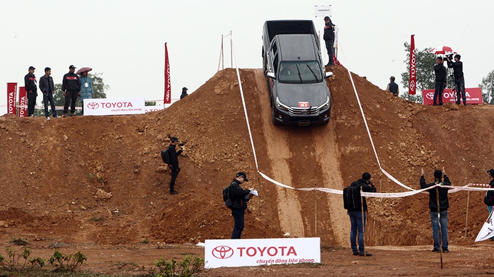 Toyota Hilux - Hoàn thiện hơn với động cơ mới - 4 Động cơ mới cho Toyota Hilux một sức mạnh đáng nể, kèm với đó là hệ thống dẫn động bốn bánh với hệ thống gài cầu điện tử cho phép chiếc xe xử lí tốt những đoạn dốc cao, bất kể tiến hay lùi.