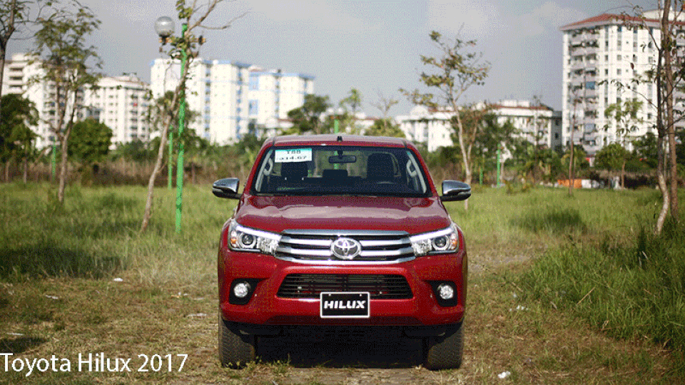 Toyota Hilux - Hoàn thiện hơn với động cơ mới - 1
Khác biệt hình thức rõ nhất giữa hai phiên bản Toyota Hilux sử dụng động cơ KD-engine và GD-engine là ở phần hốc lấy gió trên nắp khoang động cơ