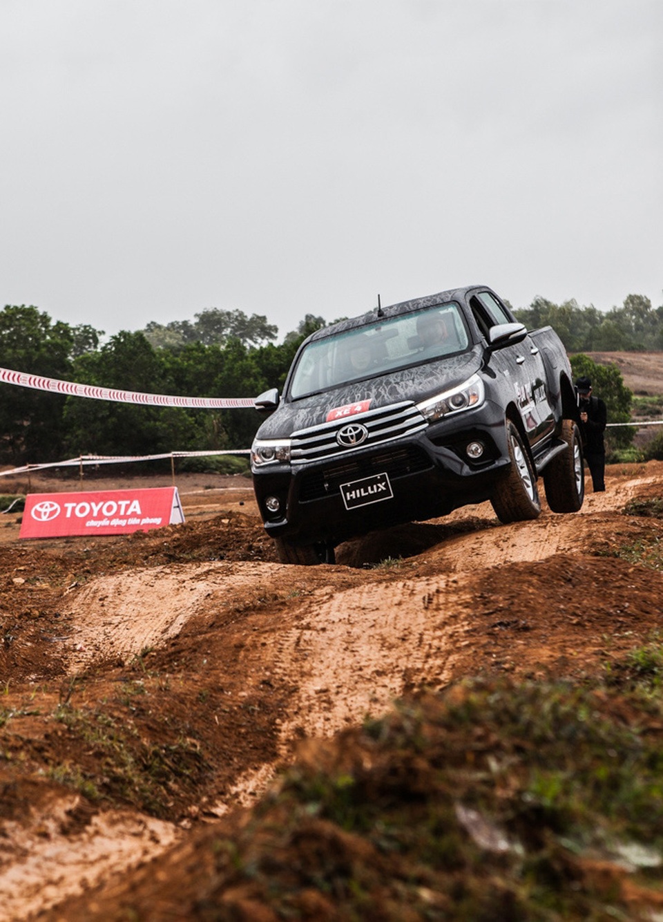 Toyota Hilux - Hoàn thiện hơn với động cơ mới - 10 Toyota Hilux mới cũng cho cảm giác lái tốt hơn với hệ thống lái khá nhanh nhạy với điều kiện đường sá nhưng hoàn toàn không quá nhẹ khi chạy tốc độ cao