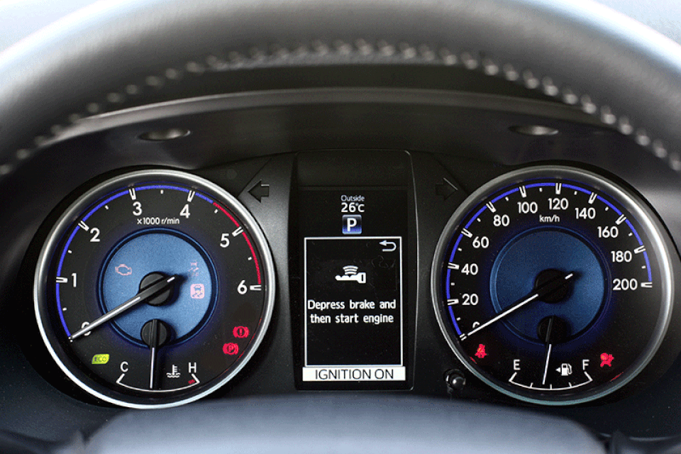 Toyota Hilux - Hoàn thiện hơn với động cơ mới - 3 Bảng đồng hồ trên Toyota Hilux mới