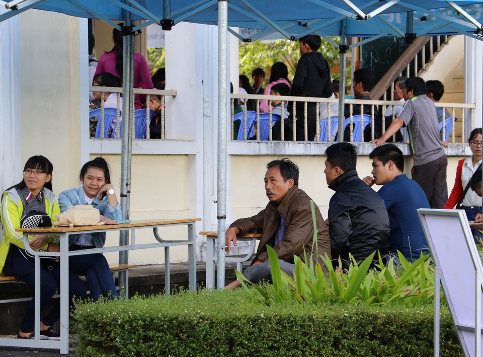 Nhiều phụ huynh ngồi đợi con làm thủ tục nhập học