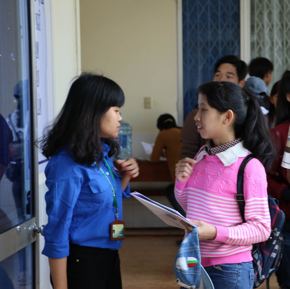 Sinh viên tình nguyện nhiệt tình hướng dẫn, hỗ trợ mọi giải đáp thắc mặc khi làm thủ tục cho các tân sinh viên.