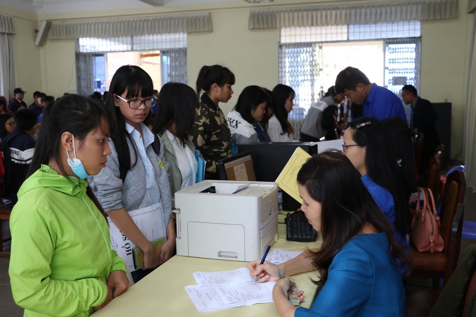 Các tân sinh viên đang háo hức đăng ký làm thủ tục nhập học