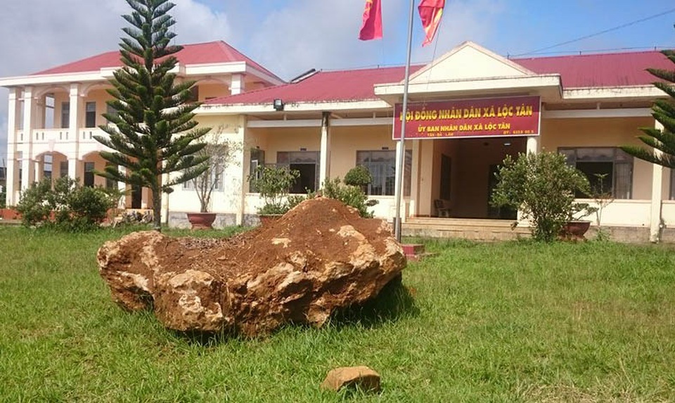 Tạm giữ tảng đá “lạ” nặng 20 tấn, giá tiền tỷ được mua từ lòng hồ thuỷ điện - 1 Tảng đá lạ nặng 20 tấn đang được giữ tại trụ sở UBND xã Lộc Tân, huyện Bảo Lâm