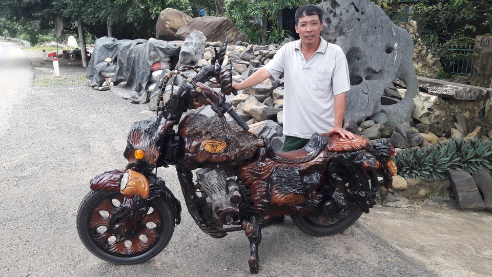 Chiêm ngưỡng chiếc mô tô bằng gỗ độc nhất vô nhị ở Lâm Đồng - 1 Chiếc mô tô bằng gỗ độc nhất vô nhị của lão nông ở Lâm Đồng được cải tạo từ cỗ máy xe ba gác 175 phân khối