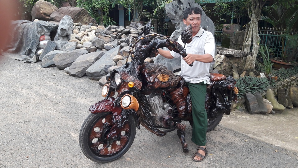 Chiêm ngưỡng chiếc mô tô bằng gỗ độc nhất vô nhị ở Lâm Đồng - 3 Ông Sơn bên chiếc xe mô tô bằng gỗ 175 phân khối của mình
