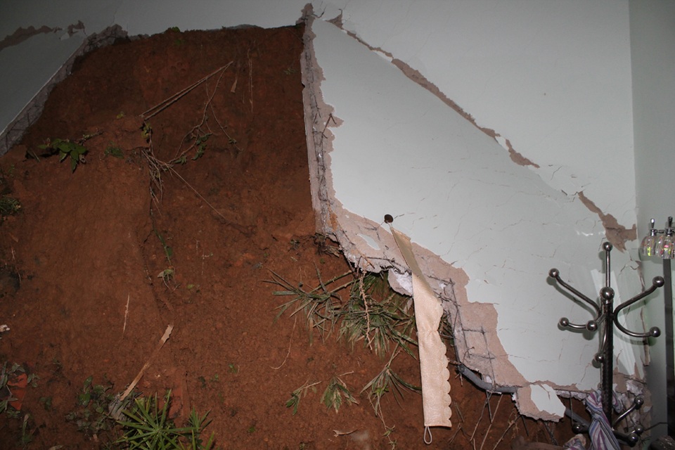 Sạt lở bờ đất khiến cho nhiều mảng tường trong ngôi nhà bị bục