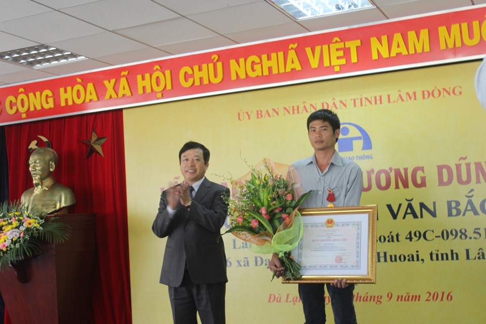 
Lãnh đạo tỉnh Lâm Đồng trao Huân chương và bằng khen của Chủ tịch nước cho tài xế Phan Văn Bắc.
