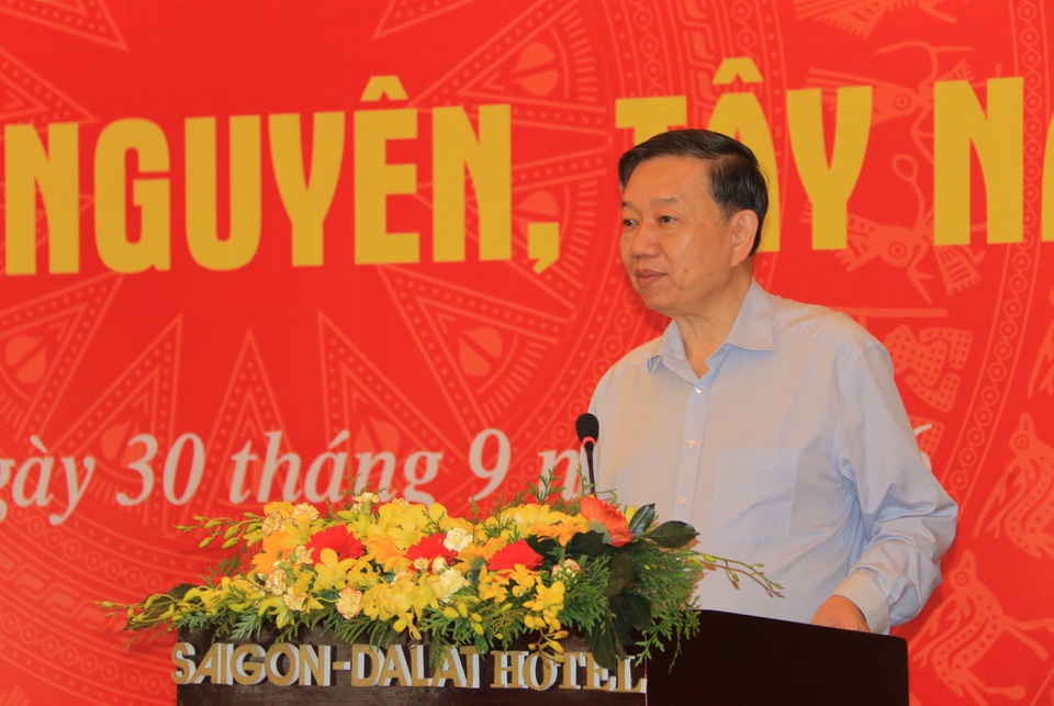 Tìm giải pháp ổn định dân cư 3 vùng Tây Bắc, Tây Nguyên, Tây Nam Bộ - 2 Thượng tướng Tô Lâm -Ủy viên Bộ Chính trị, Bộ Trưởng Bộ Công an, Trưởng BCĐ Tây Nguyên phát biểu tại Hội nghị