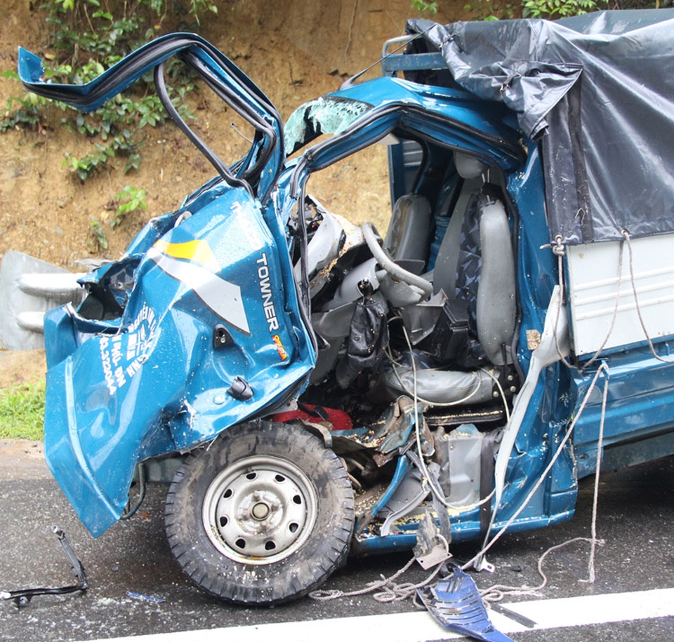 Xe tải "đối đầu" trên đèo, 2 người thương vong - 2
Đầu xe tải BKS 60C - 28309 bị bẹp dúm và biến dạng