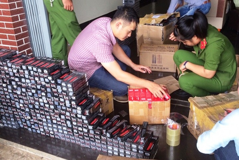 Tổ chức hội thảo không phép để giới thiệu mỹ phẩm không rõ nguồn gốc - 1 Lực lượng chức năng đang kiểm tra số hóa mỹ phẩm không rõ nguồn gốc