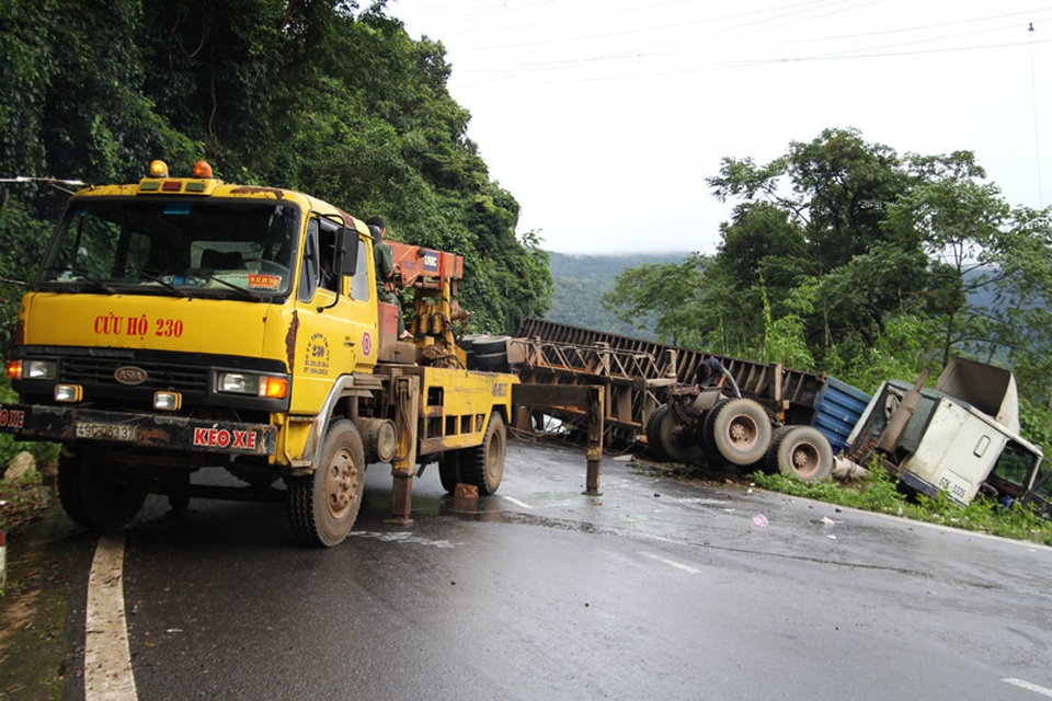 Lực lượng cứu hộ đang kéo chiếc container ra khỏi hiện trường