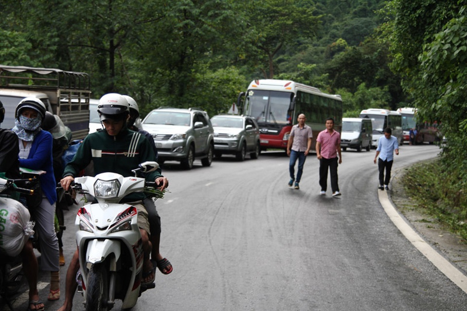 Vụ tai nạn khiến giao thông tê liệt, gây ách tắt giao thông nhiều giờ liền