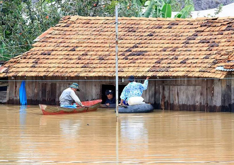 Thủy điện xả lũ nhấn chìm nhà cửa, vườn ruộng của người dân - 5 Một ngôi nhà bị nước bao trùm