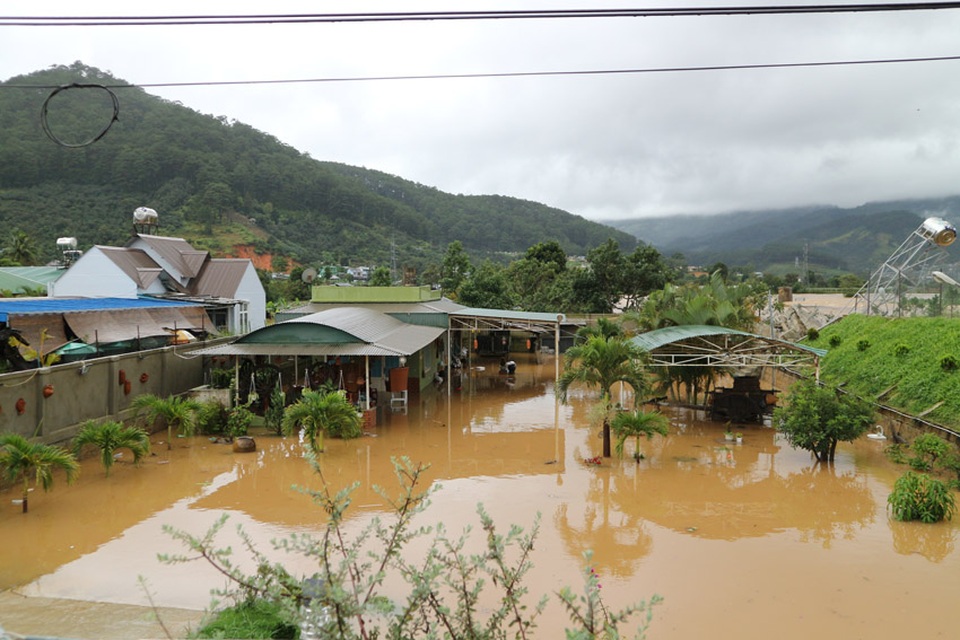 Nhiều nhà cửa, trường học bị ngập sâu trong nước