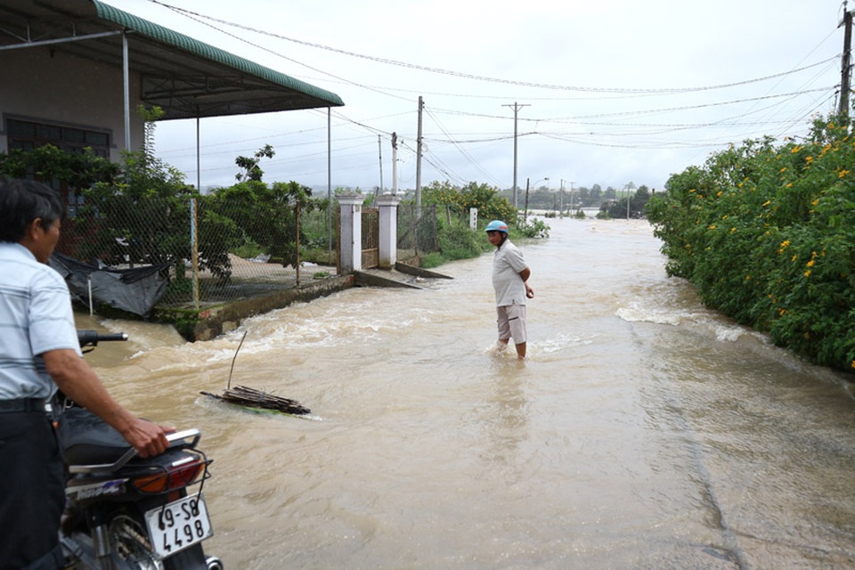 Nhiều tuyến đường nước tràn lênh láng
