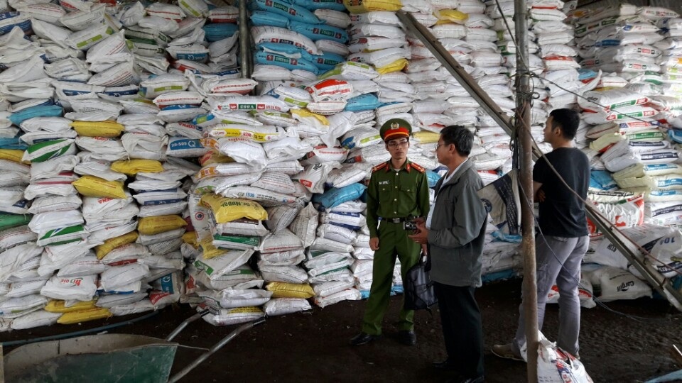 Bị đình chỉ vẫn ngang nhiên bán ra hàng trăm tấn phân bón không nhãn mác - 1 Lực lượng chức năng đang kiểm tra trong nhà kho của DTTN Yên Tâm, chứa hàng trăm tấn phân bón không nhãn mác