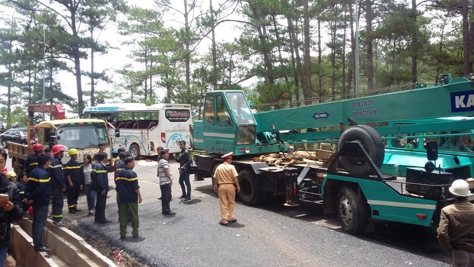 Sau vụ tai nạn thảm khốc trên đèo Prenn vào sáng ngày 19/6, khiến 8 người chết và hàng chục người bị thương, UBND tỉnh Lâm Đồng đã tạm thời cấm các phương tiện lưu thông qua đèo vào ban đêm