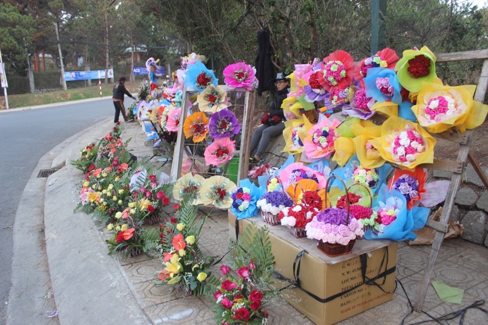 Một số cửa hàng hoa di động giá hoa cũng tăng gấp đôi ngày thường