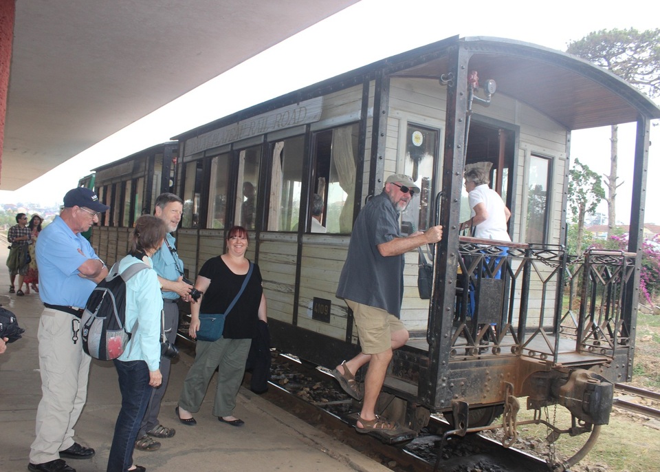 Khách du lịch trải nghiệm tại Ga Đà Lạt