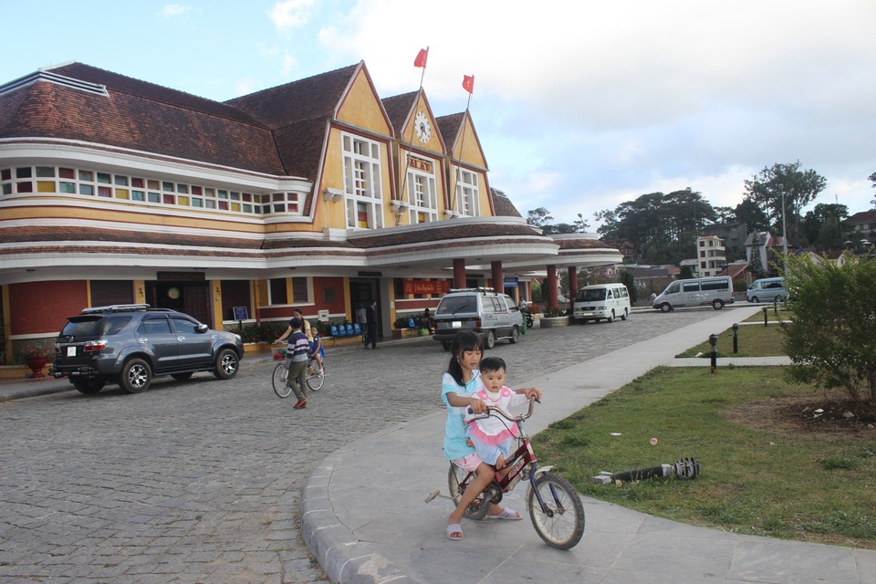 Ga Đà Lạt là điểm tham quan du lịch hấp dẫn nhờ có kiến trúc độc đáo nhất Đông Dương