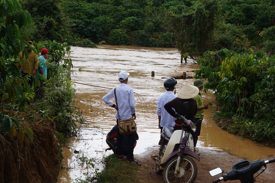 Đập Kala xả lũ nhấn chìm nhiều tài sản của dân - 3 Một cây cầu dân sinh bị nước cuốn trôi khiến giao thông giữa các thôn bị chia cắt
