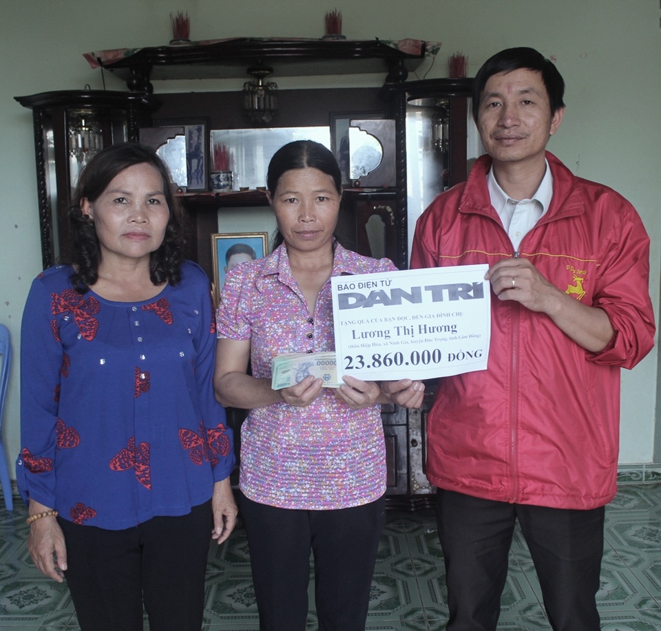 Cán bộ xã Ninh Gia (Đức Trọng) thay mặt bạn đọc báo Dân trí trao số tiền 23.860.000 đồng đến gia đình chị Lương Thị Hương