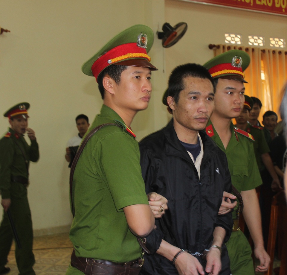 Bị cáo giết 3 người, phi tang xác có tâm lý không ổn định tại tòa - 2