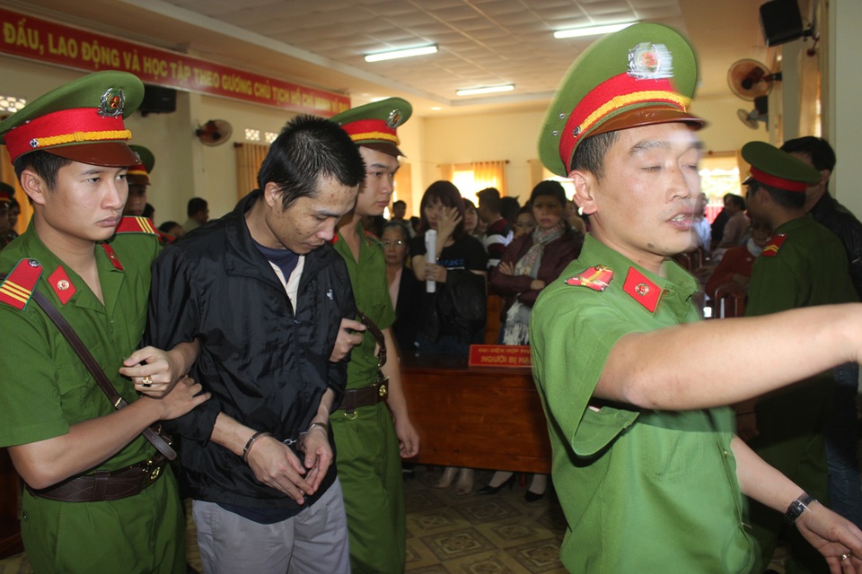 Lực lượng chức năng áp giải đối tượng ra xe chuyên dụng