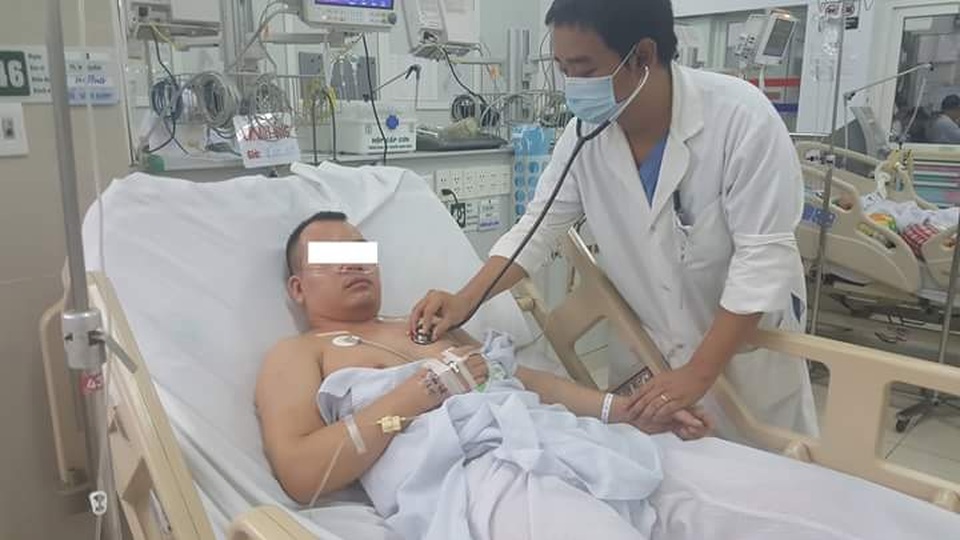 Bác sĩ thăm khám cho bệnh nhân B.