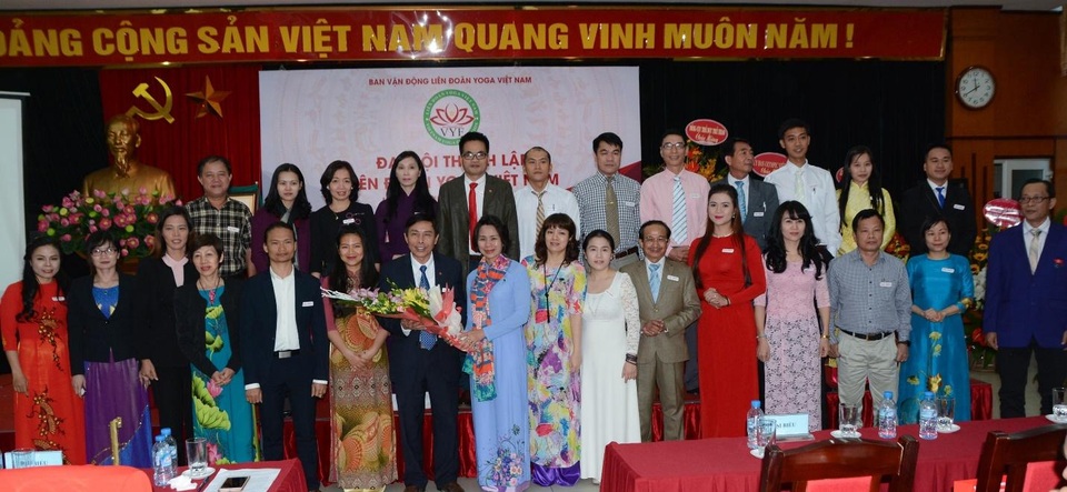 Chính thức thành lập liên đoàn Yoga Việt Nam - 1 Ông Vũ Trọng Lợi, Chủ tịch Liên đoàn Yoga Việt Nam cùng các thành viên ban chấp hành nhận hoa chúc mừng từ lãnh đạo Tổng cục thể dục thể thao.