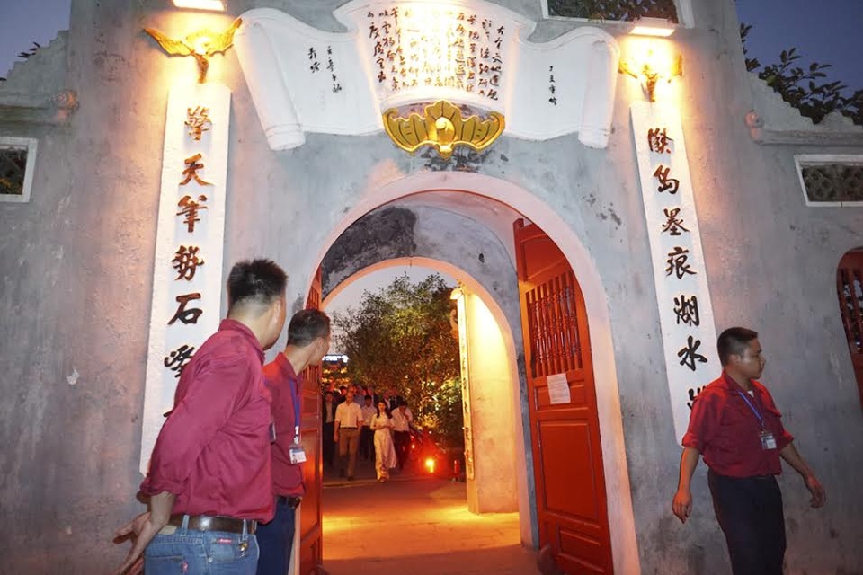 Hoàng tử William thăm đền Ngọc Sơn - 6
Hoàng tử bước ra từ đền Ngọc Sơn. (Ảnh: Hữu Nghị)