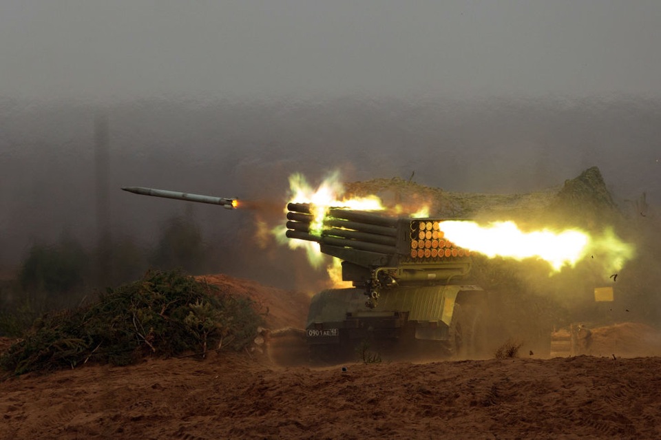 10 hệ thống vũ khí mạnh nhất của Lực lượng tên lửa và pháo binh Nga - 1
Hệ thống phóng rocket đa nòng Grad trong một cuộc diễn tập tại vùng Leningrad. Hệ thống này được phát triển trong thời Liên Xô. Nó có khả năng phá hủy một loạt các mục tiêu của đối phương như các địa điểm chỉ huy, phương tiện quân sự, các hệ thống pháo và súng cối...