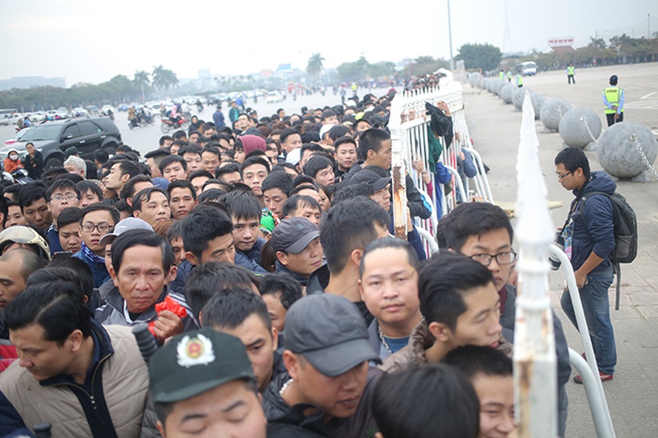 Chen lấn, xô đẩy mua vé xem đội tuyển Việt Nam đấu Indonesia - 3
Nhiều người tỏ vẻ mệt mỏi