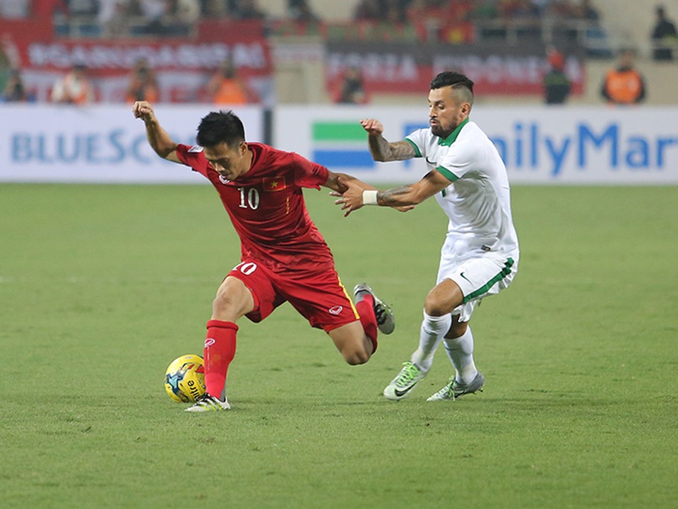 
Văn Quyết (trái) đi bóng trước sự truy cản của cầu thủ Indonesia, ảnh: An An

