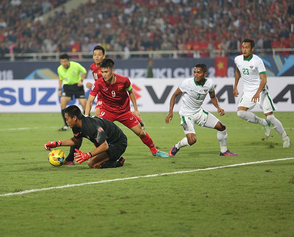 
Thủ thành Meiga (trái) ôm bóng ngay trước chân của Công Vinh, ảnh: An An
