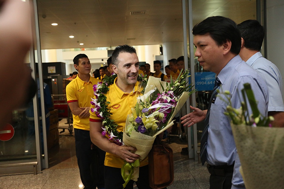 Những người hùng futsal Việt Nam đặt chân tới Nội Bài - 9
HLV Bruno Garcia đã hoàn thành nhiệm vụ tại Colombia